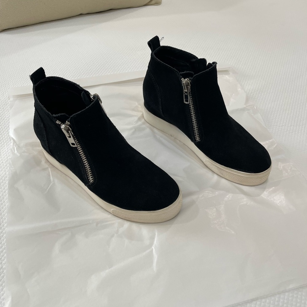 Great condition! Steve Madden Ladies Wedgie Sneaker